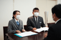 お話を伺うスタッフ