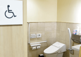 車いす用の多目的トイレ