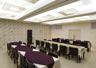 食堂　遺影写真を中心に