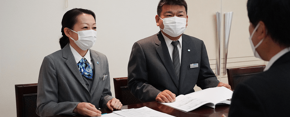 受付をするスタッフ